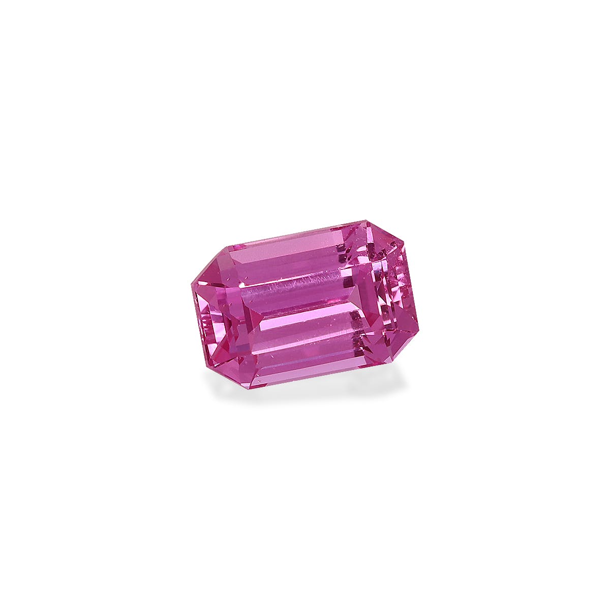 Le Saphir Rose · 2,14 ct de Bonnot Paris est une pierre précieuse rose taille émeraude éclatante avec une apparence vive et transparente isolée sur un fond blanc uni, rehaussant sa teinte vibrante et sa géométrie aux arêtes vives.