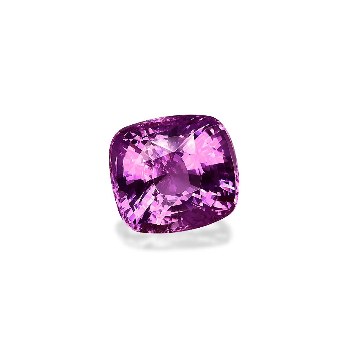 Le Saphir Rose · 2,54 ct de Bonnot Paris est une pierre précieuse rose taille coussin avec une surface réfléchissante, présentant des nuances de rose clair et foncé sur un fond blanc uni, projetant une ombre douce.