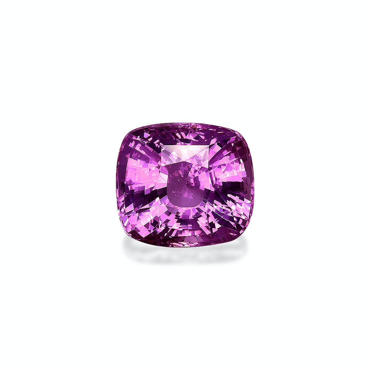 Le Saphir Rose · 2,54ct de Bonnot Paris est une pierre précieuse violette taille coussin à la brillance éclatante et aux multiples facettes serties sur un fond gris clair.