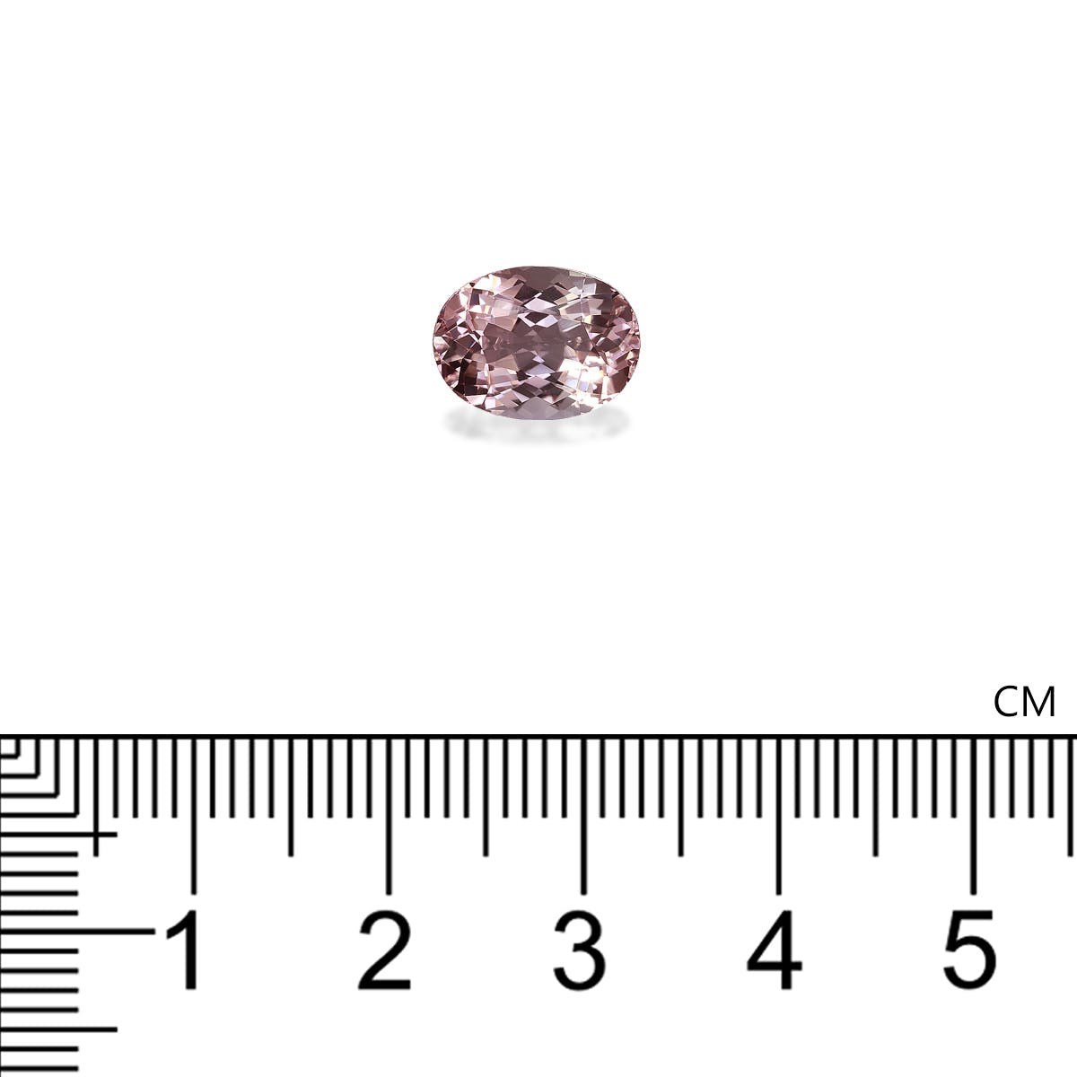 Une Tourmaline Rose ovale de 7,36 carats de Bonnot Paris est présentée sur un fond blanc au-dessus d'une règle, semblant mesurer un peu plus d'un centimètre.