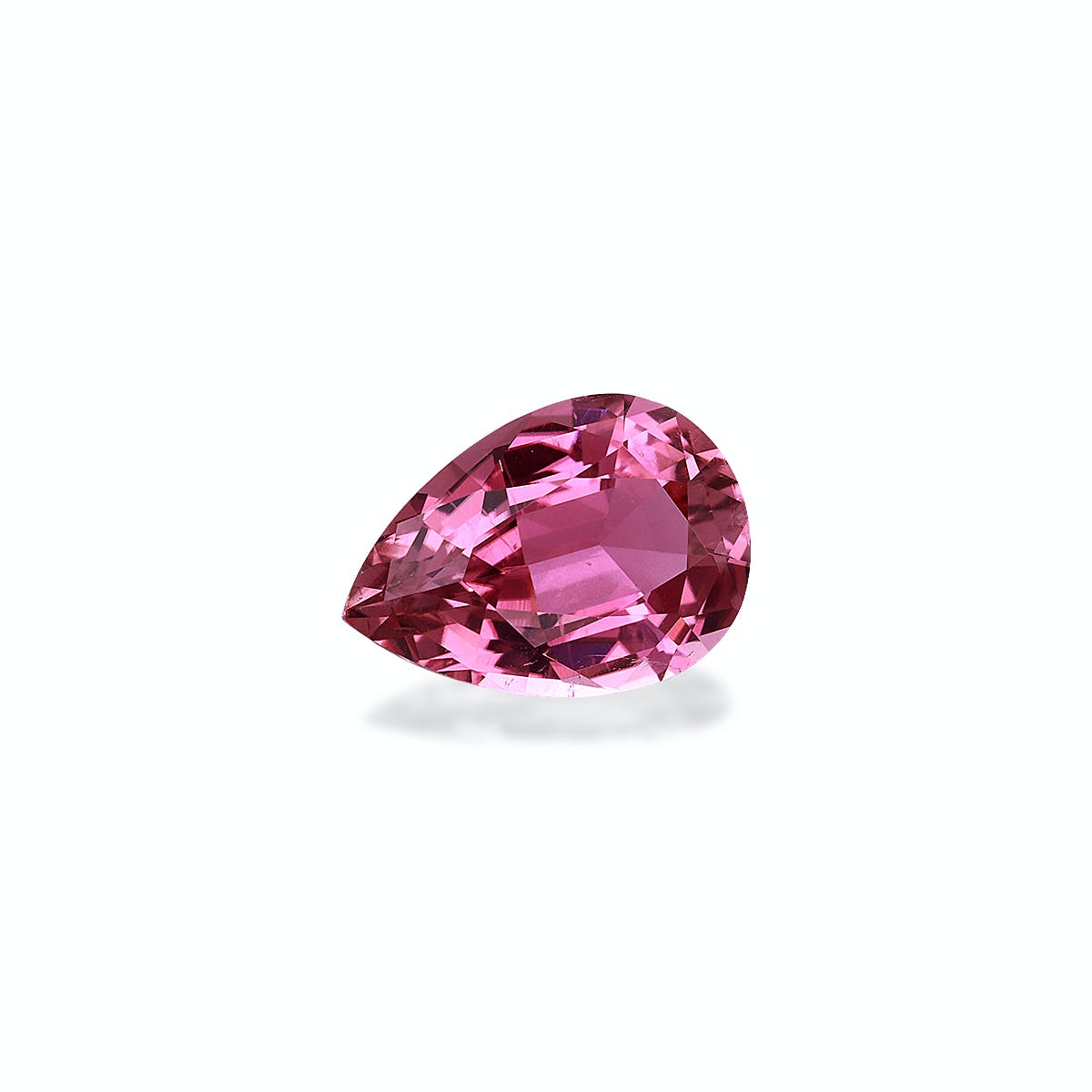 La Tourmaline Rose, une pierre précieuse de 6,77 carats signée Bonnot Paris, est taillée en goutte d'eau avec des surfaces facettées qui reflètent la lumière et affichent des nuances de rose. Sur un fond gris clair, ses tailles précises créent un effet scintillant.