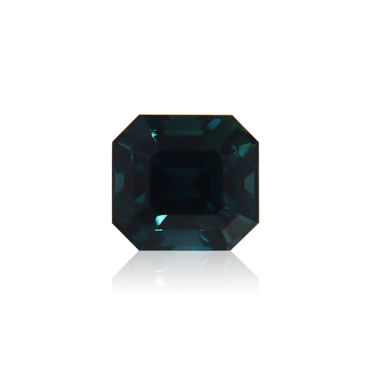 Le Saphir Teal de Bonnot Paris · 3,51 ct, une pierre précieuse rectangulaire bleu profond avec une taille émeraude et des bords biseautés, brille sur un fond blanc uni dans une forme symétrique reflétant une riche teinte bleue.