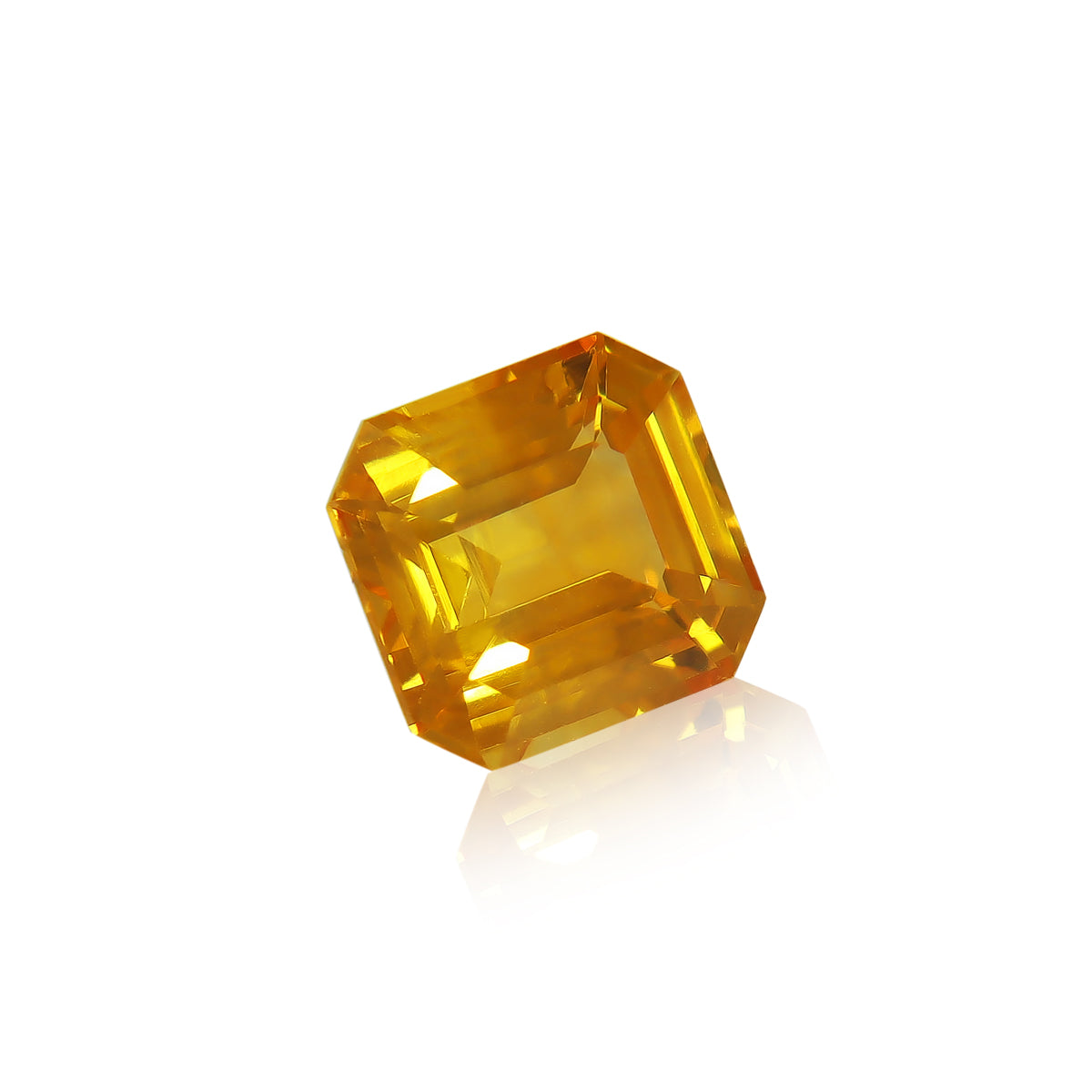 Le Saphir Jaune · 2,04ct de Bonnot Paris, une pierre précieuse jaune facettée brillante de forme octogonale, est présentée sur un fond blanc, soulignant sa clarté et sa couleur vibrante.