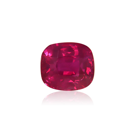 Un gros plan du Saphir Rose de 3,02 carats de Bonnot Paris sur un fond blanc uni révèle sa surface polie et sa couleur vibrante, mettant en valeur ses reflets internes.