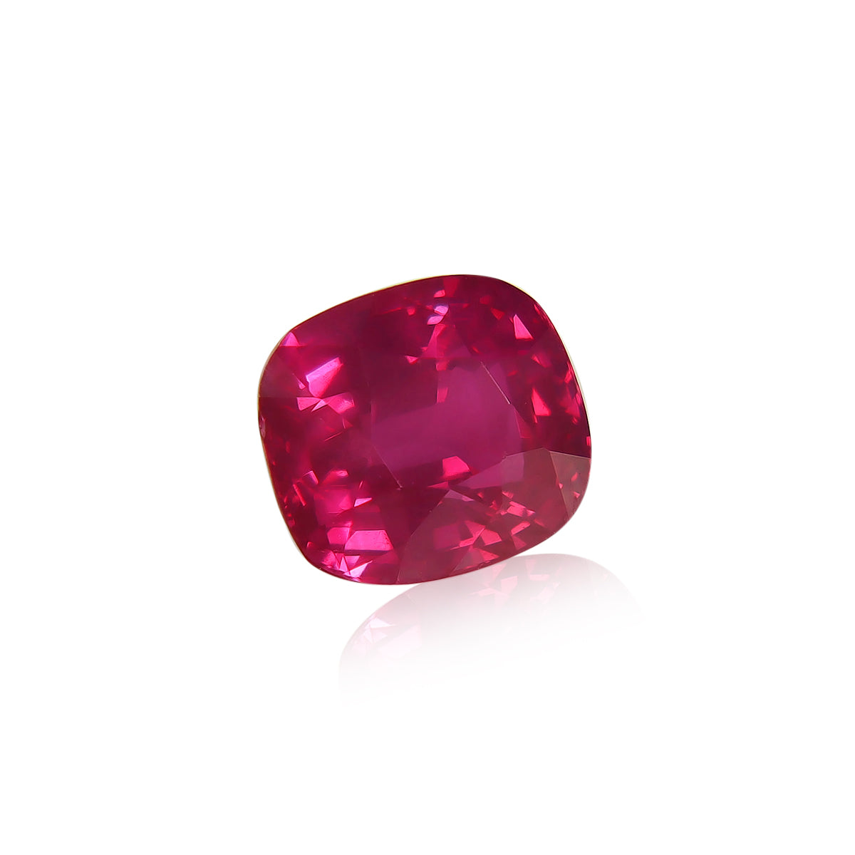 Un gros plan du Saphir Rose de Bonnot Paris, une pierre précieuse taille coussin d'un rose vif éclatant de 3,02 carats, met en valeur ses facettes et sa clarté. Légèrement inclinée pour refléter la lumière, la pierre souligne sa couleur et son éclat sur un fond blanc uni.