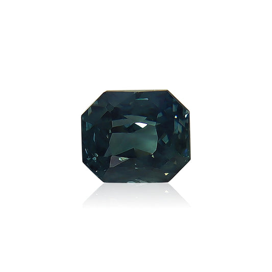 Le Saphir Teal · 1,6 ct de Bonnot Paris est une pierre précieuse bleu sarcelle foncé polie avec une taille octogonale, reflétant la lumière dans diverses facettes sur un fond blanc uni.