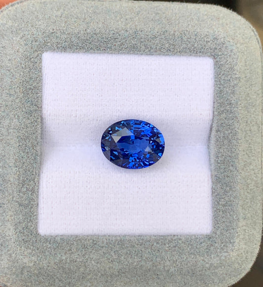 Saphir bleu intense du Sri Lanka