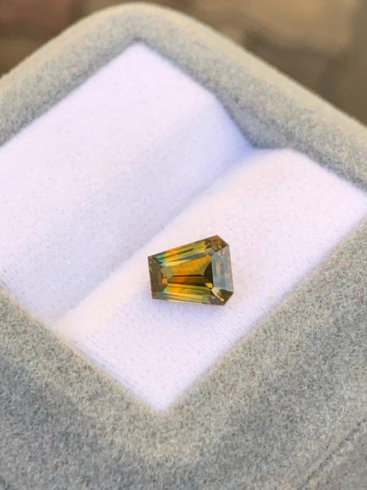 Saphir multicolore de Madagascar