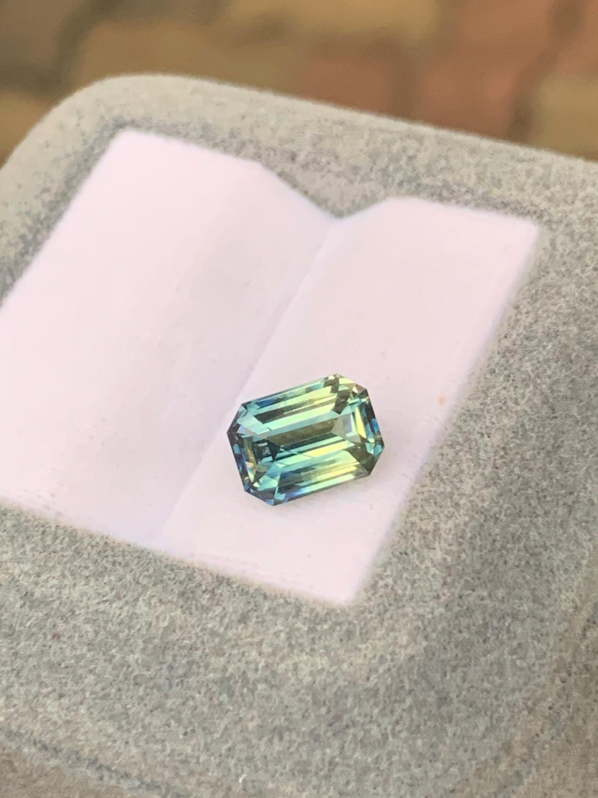 Saphir multicolore de Madagascar