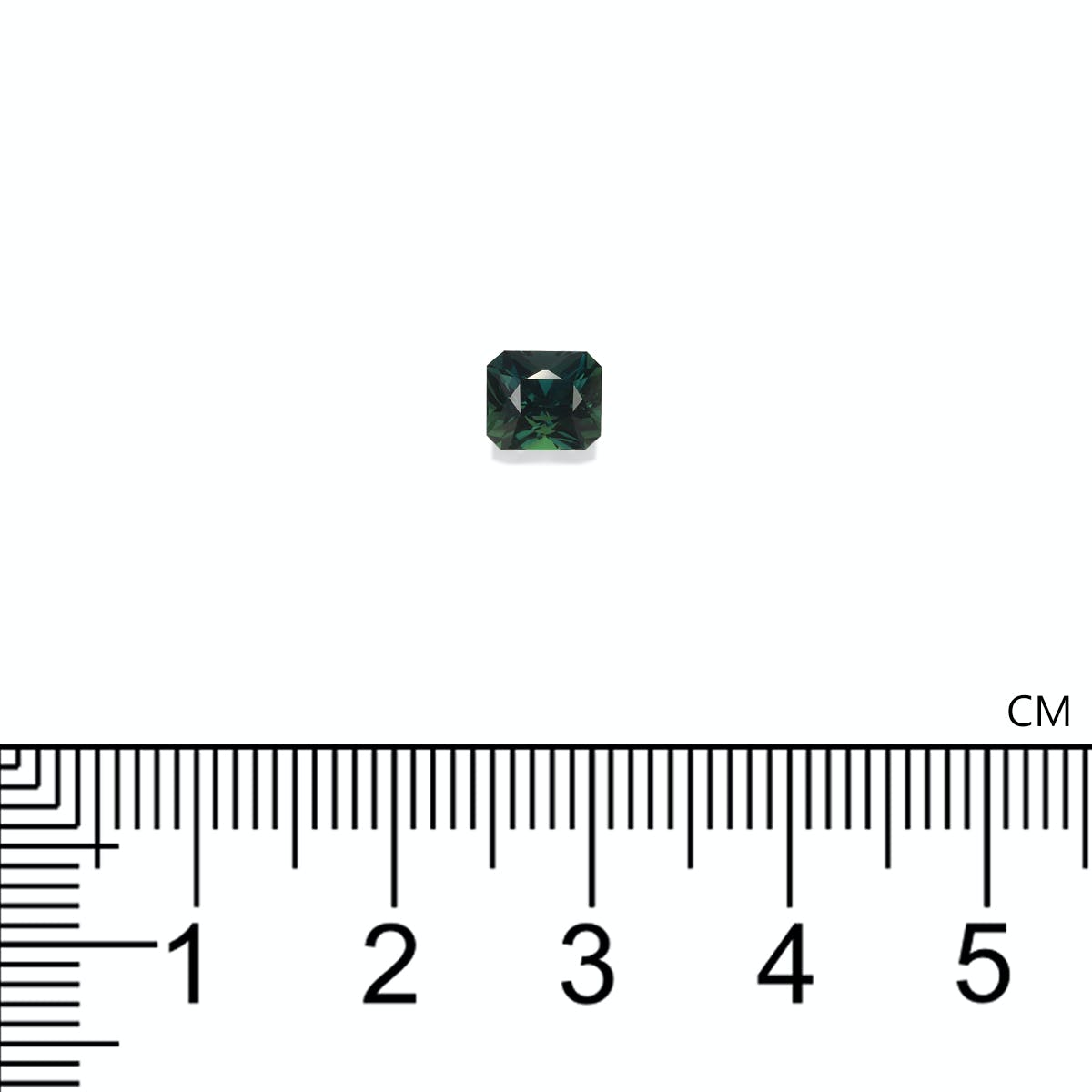 Le Bonnot Paris Saphir Teal, 1,25 ct, une pierre précieuse verte carrée taillée avec précision, repose sur un fond blanc avec une règle centimétrique à côté pour souligner sa taille.