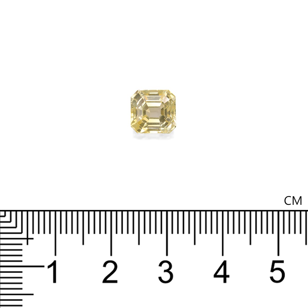 Un petit diamant jaune rectangulaire de Bonnot Paris, nommé Saphir Jaune · 3,48 carats, repose sur une surface blanche à côté d'une règle graduée en centimètres. Le diamant s'aligne autour de la marque de 2 cm sur le fond blanc uni pour indiquer sa taille.