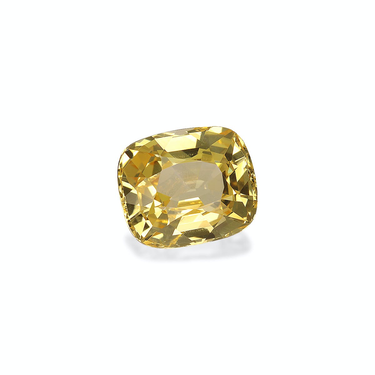 Le Saphir Jaune de Bonnot Paris est une pierre précieuse saphir jaune taille coussin de 3,82 carats avec des facettes complexes qui reflètent la lumière dans différentes nuances de jaune, sur un fond blanc uni.
