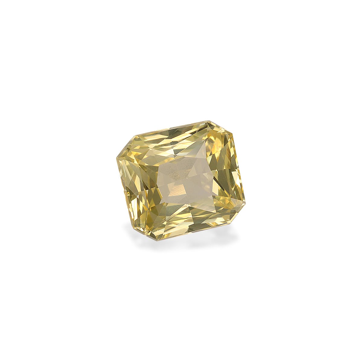 Le Saphir Jaune 3,03 carats de Bonnot Paris est une pierre précieuse jaune de taille rectangulaire aux bords biseautés sur un fond blanc uni. Ses facettes bien définies lui confèrent un éclat brillant en réfléchissant la lumière.