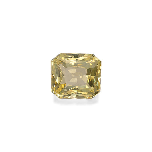 Le Saphir Jaune · 3,03ct de Bonnot Paris est une pierre précieuse jaune carrée facettée aux bords biseautés sertie sur un fond blanc, présentant des reflets lumineux qui rehaussent sa clarté et sa taille.