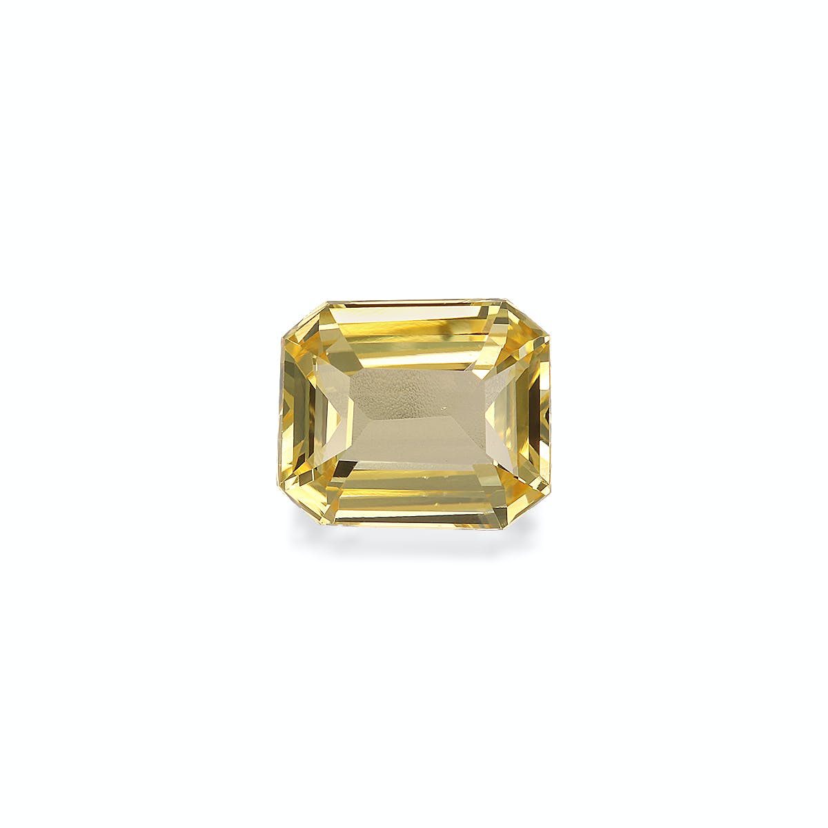Le Saphir Jaune 2,05ct de Bonnot Paris est une pierre précieuse jaune rectangulaire taille émeraude, transparente avec des facettes reflétant la lumière pour un effet scintillant, sertie sur un fond blanc uni.
