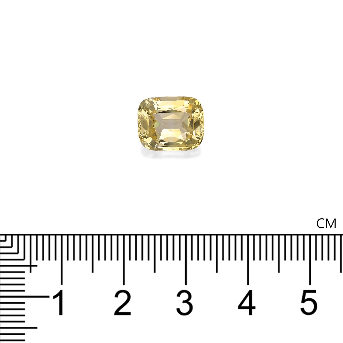 Une pierre Saphir Jaune rectangulaire de 5,58 ct de Bonnot Paris est positionnée sur une surface blanche au-dessus d'une règle graduée en centimètres, mesurant un peu moins de 1 cm de longueur.