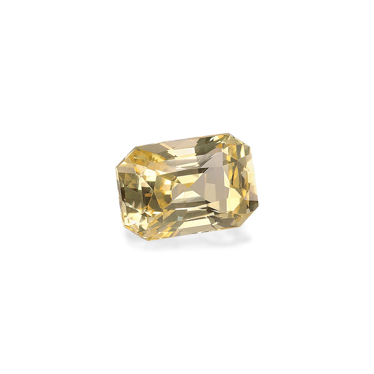 Le Saphir Jaune (4,56 ct) de Bonnot Paris est une pierre précieuse jaune rectangulaire facettée brillante sertie sur un fond blanc.