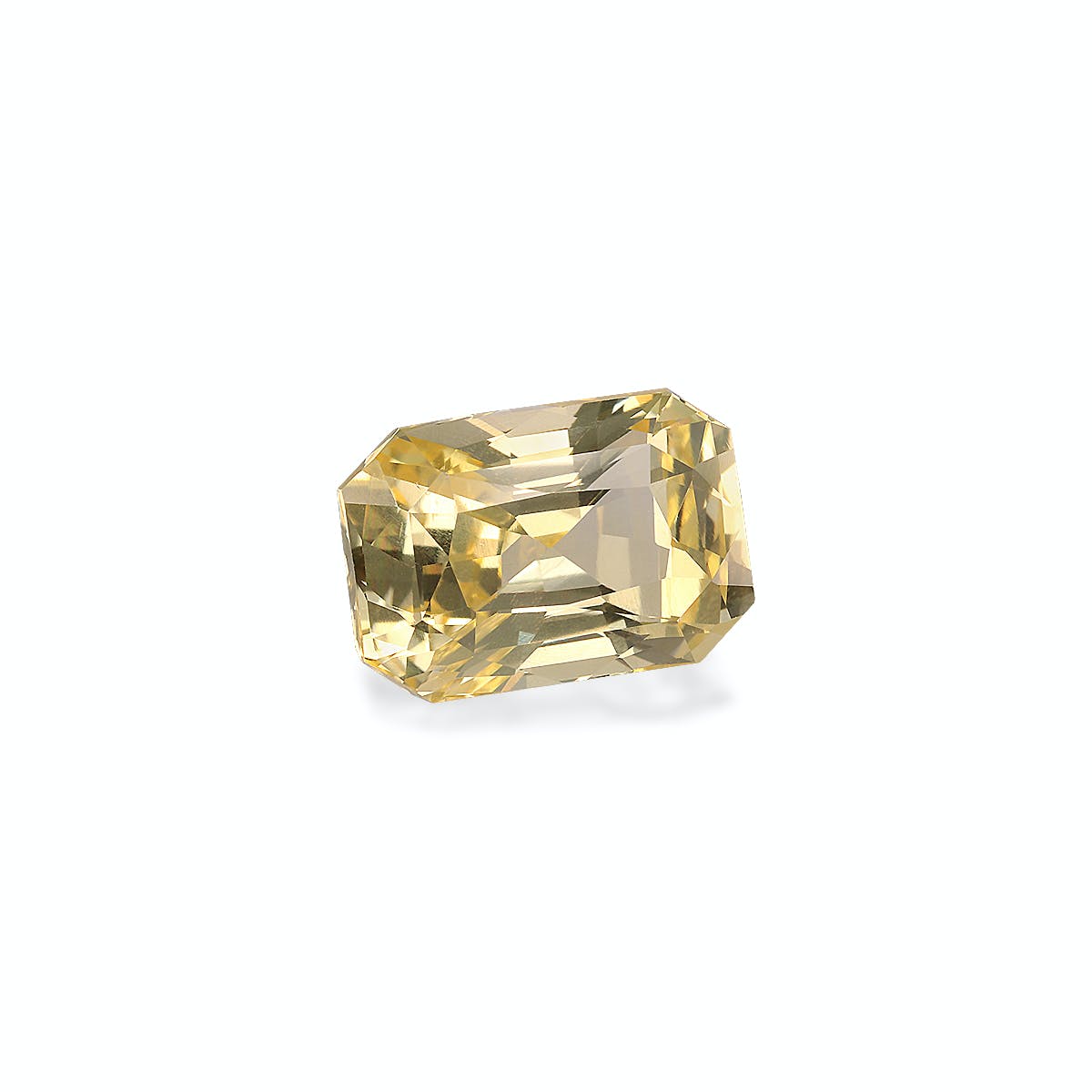 Le Saphir Jaune · 4,56ct de Bonnot Paris présente un diamant jaune rectangulaire facetté sur un fond clair, mettant en valeur sa clarté et sa teinte vibrante avec des surfaces réfléchissantes.