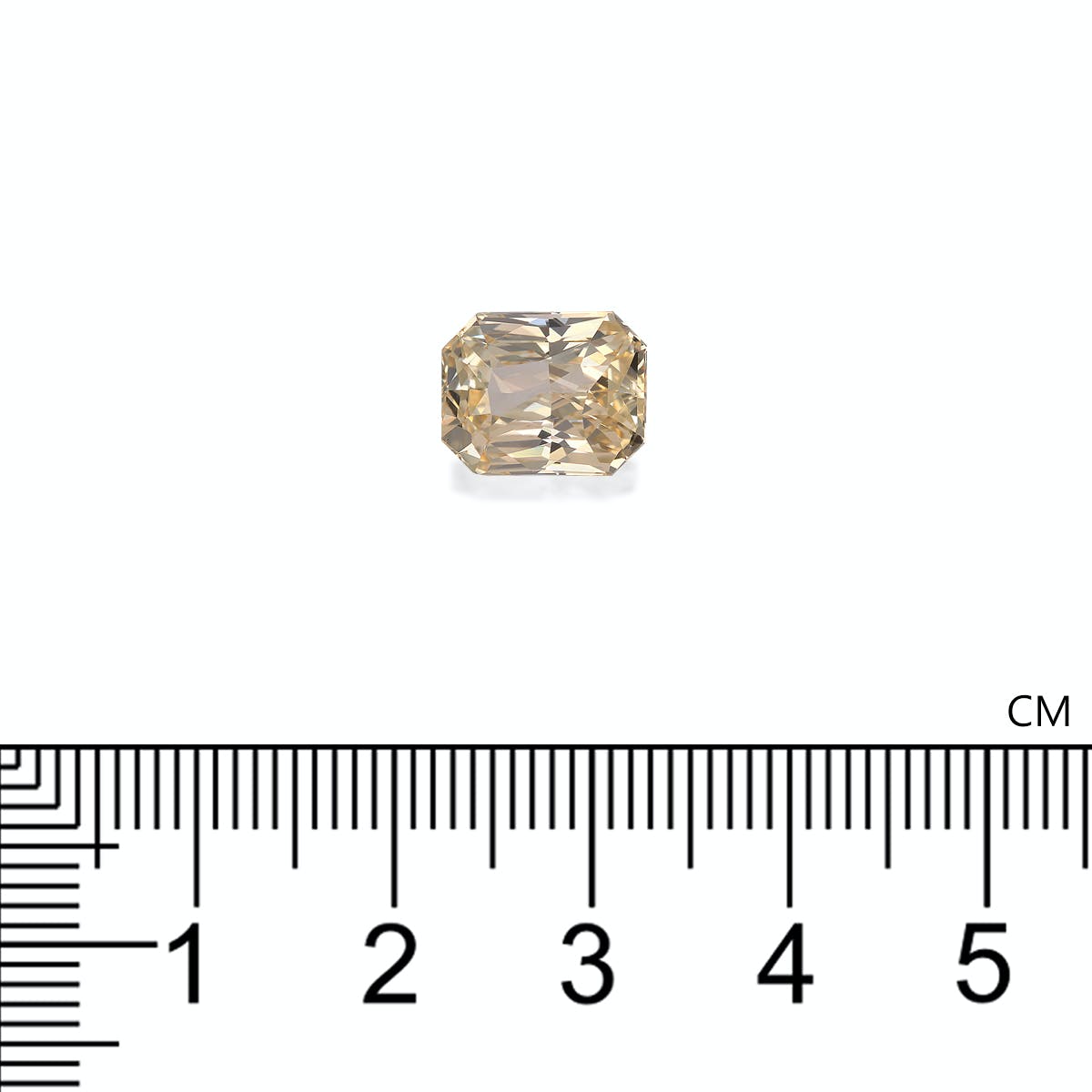 Une pierre précieuse jaune clair rectangulaire et facettée de Bonnot Paris (Saphir Jaune · 5,09 ct) est sertie sur un fond blanc. En dessous, une règle indique sa taille, mesurant environ 1,1 cm de largeur, avec des angles biseautés.