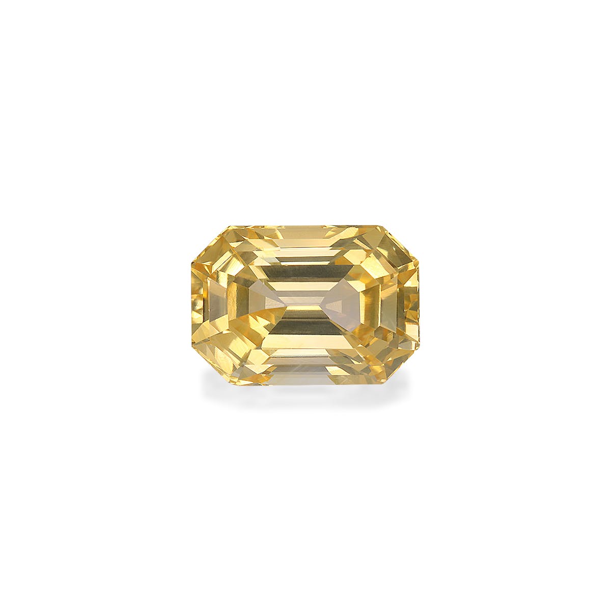 Le Saphir Jaune (7,95 ct) de Bonnot Paris est une pierre précieuse jaune étincelante de taille rectangulaire avec des bords biseautés sur un fond blanc uni, mettant en valeur sa clarté et ses facettes.