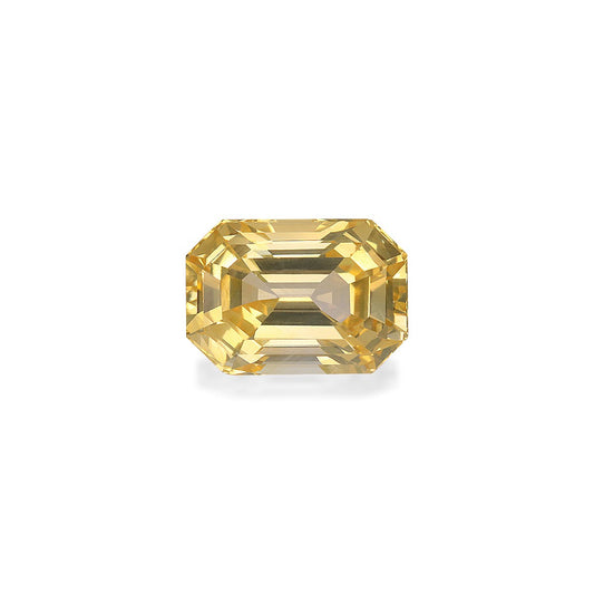 Le Saphir Jaune (7,95 ct) de Bonnot Paris est une pierre précieuse jaune étincelante de taille rectangulaire avec des bords biseautés sur un fond blanc uni, mettant en valeur sa clarté et ses facettes.