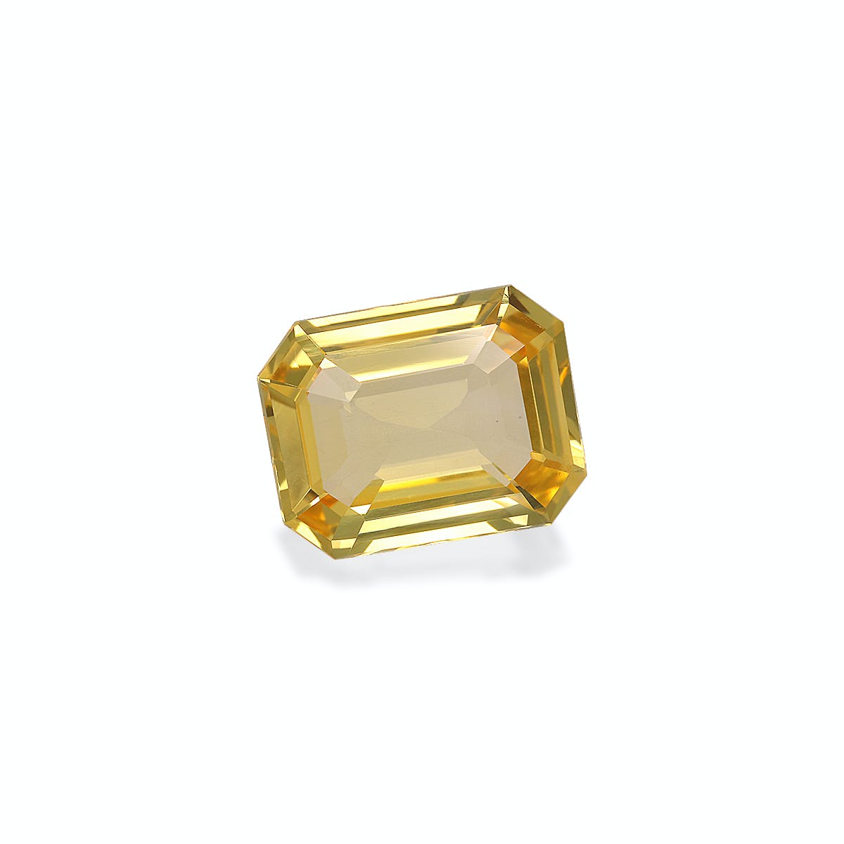 Un saphir jaune Bonnot Paris rectangulaire facetté (4,04 carats) taille émeraude sur fond blanc uni. Ses bords nets et sa transparence soulignent son éclat, révélant la beauté d'un saphir non chauffé.
