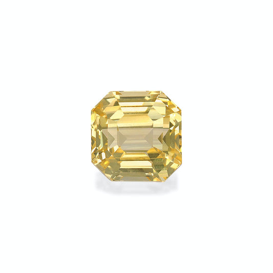 Le Saphir Jaune, une pierre précieuse jaune taille émeraude carrée de 3,65 carats de Bonnot Paris, présente des facettes précises et une forme symétrique avec un éclat radieux sur un fond blanc.